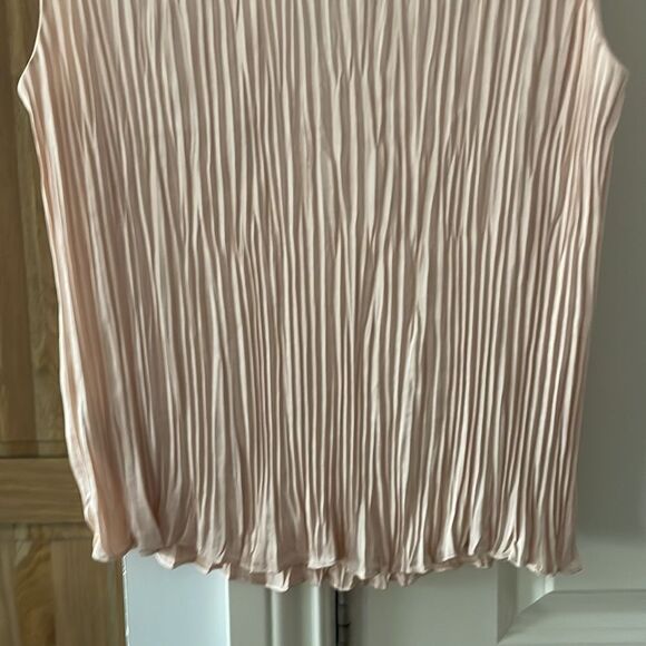🎀 Vince. Crushed sleeveless double v neck blouse in French rose new - Picture 8 of 13